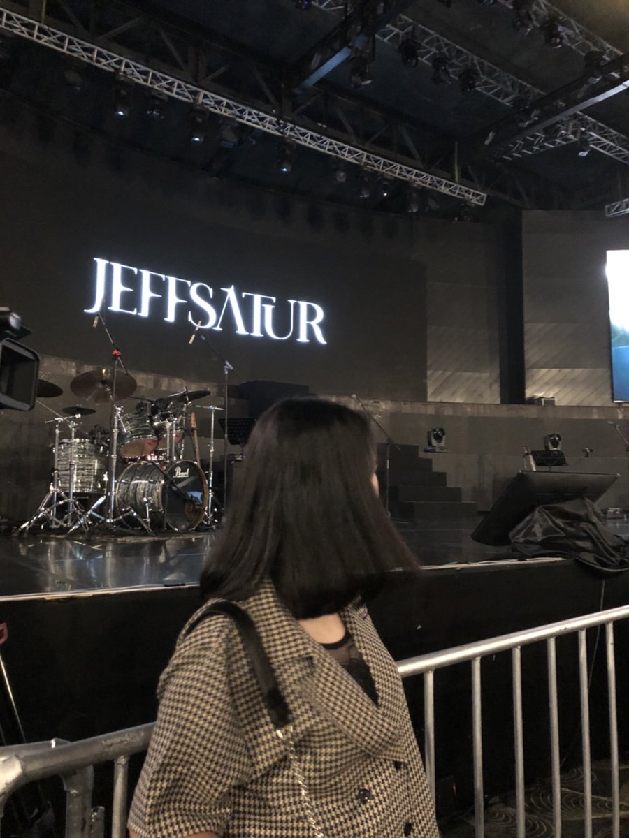 jeffvsatur's tweet photo. @bablybible first of all thank you so much untuk giveawaynyaa👍🏻 actually semua part di konser jeff itu berkesan bgt buat aku, but yg aku paling ga expect adalah jeff danced to hype boy, nyanyi lagu tulus, dan pas kita semua nyanyi bareng lagi strangers🥰 aaa masi merinding sampe skrg✨ https://t.co/WMZRA6HDeA