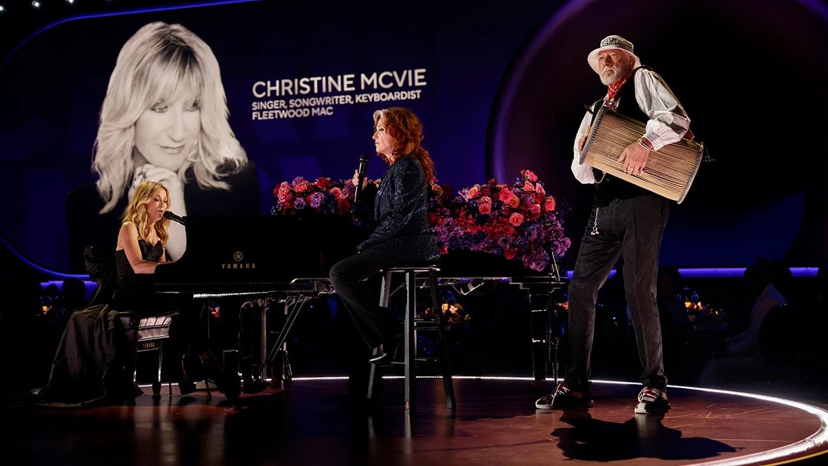christine_mcvie's tweet photo. A beautiful and heartbreaking tribute to our Songbird and all of the legends we lost this year.
🕊️
Special thank you to @MickFleetwood #BonnieRaitt and @SherylCrow for an unforgettable performance. https://t.co/WX5eBbvIqq
