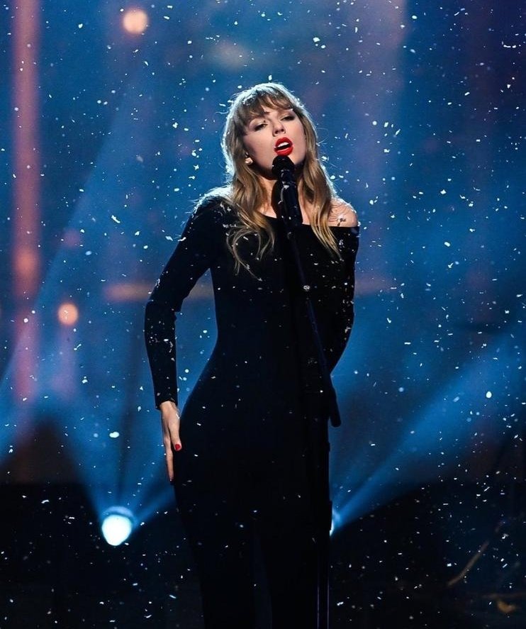 MundoSwiftt's tweet photo. Lamentablemente "All Too Well" de Taylor Swift perdió en la categoria a 'Song Of The Year' en los #GRAMMYs https://t.co/W9ffZGYeEg