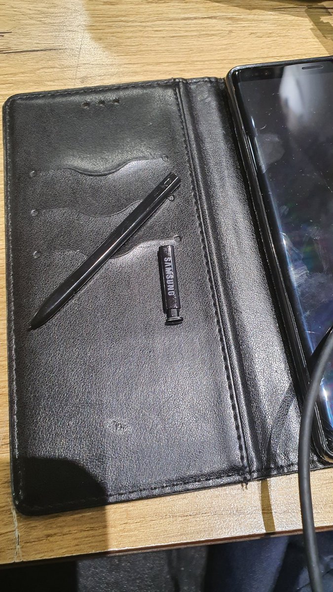 PlipOGamez's tweet image. I was listening to "My Sharona", but I wasn't in ecstasy and therefore didn't realise my strength.  This is simply poor materials.  It may be a #Note8, but I expect better from @SamsungMobile.  🤨😐