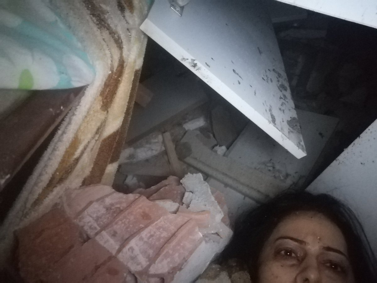 Hatay Antakya şehit özen karakolu karşısı  GÖÇÜK ALTINDA ZAMAN YOK GÖREN BURAYI BİLEN YAKIN OLAN YARDIM ELİ UZATSIN #DEPREMOLDU #enkazaltındayım #hatay