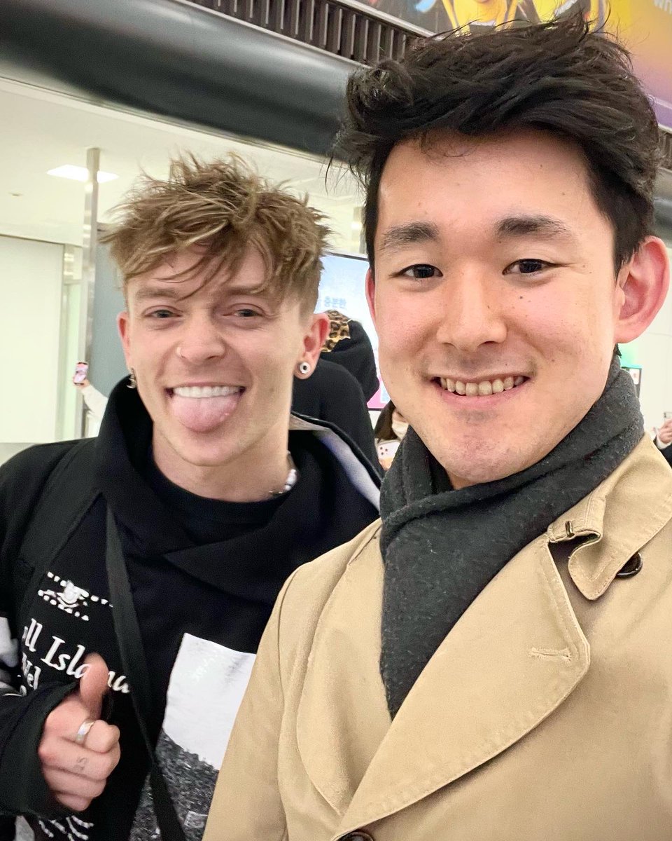 narito_jp's tweet photo. まさかの❗️🏴󠁧󠁢󠁥󠁮󠁧󠁿#TheVamps🇬🇧に遭遇✈️
アジア🌏ツアー、今夜のZepp DiverCity TokyoでのLIVE🎸のために東京🗼来日🇯🇵
1人1人への、笑顔でのファンサービス精神に感激🥺✨

#British #music #Unitedkingdom #LIVE #asia #tour
#airport #Tokyo #Japan #成田空港 #東京 #日本

https://t.co/ZctZYoTYKw https://t.co/125L5zHFl1