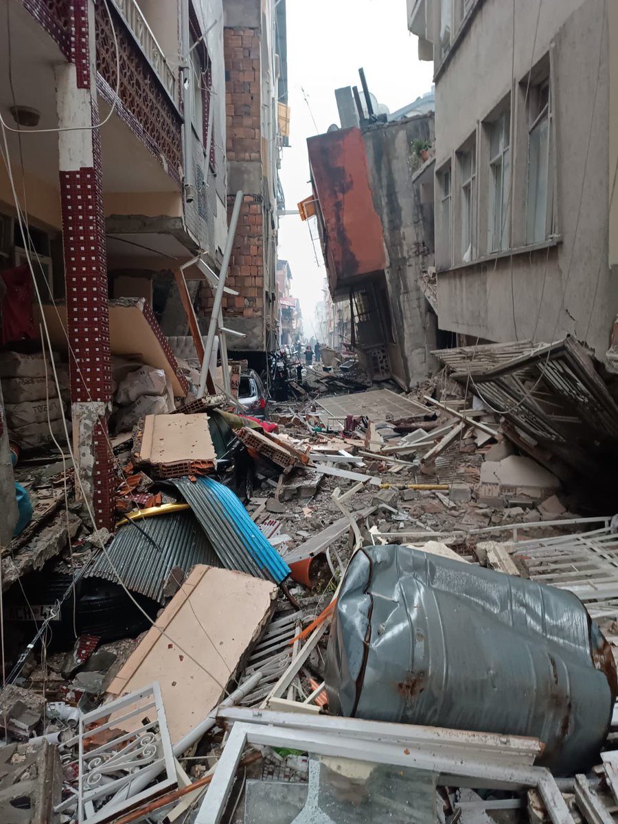 95dreaa's tweet photo. Hatay/Defne/Armutlu mahallesinin suanki durumu. Afad hala ortada yok. Acil yardim lutfen

#hatay #DEPREMOLDU #deprem #AFAD #afaddeprem #AFADhatay https://t.co/OYgMvaftc8