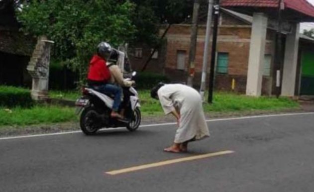 Nikmat apalagi yang kalian dustakan.....
Masjid banyak,
Musholla banyak,

Tapi kenapa musti dijananan kalian sholat?
Apakah masjid atau musholla Kurang banyak?

Sementara umat kristiani susah beribadah karena Gereja sangat sulit untuk di bangun di negara tercinta ini.....