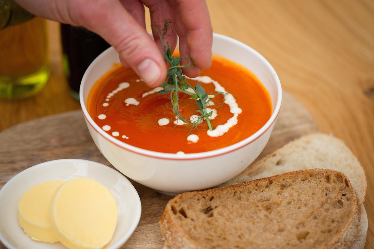 HambletonBakery's tweet photo. It’s definitely looking like a soup kinda day; did you know you can take away our freshly made soup in a cup or enjoy in our new cafe 💕 what will you choose 
 #itstimetowriteanewstory 

📷@dorte_kjaerulff

#healthybread #artisanbread #freshbread  #wellbread #noadditives https://t.co/BsbDu5H8Ez