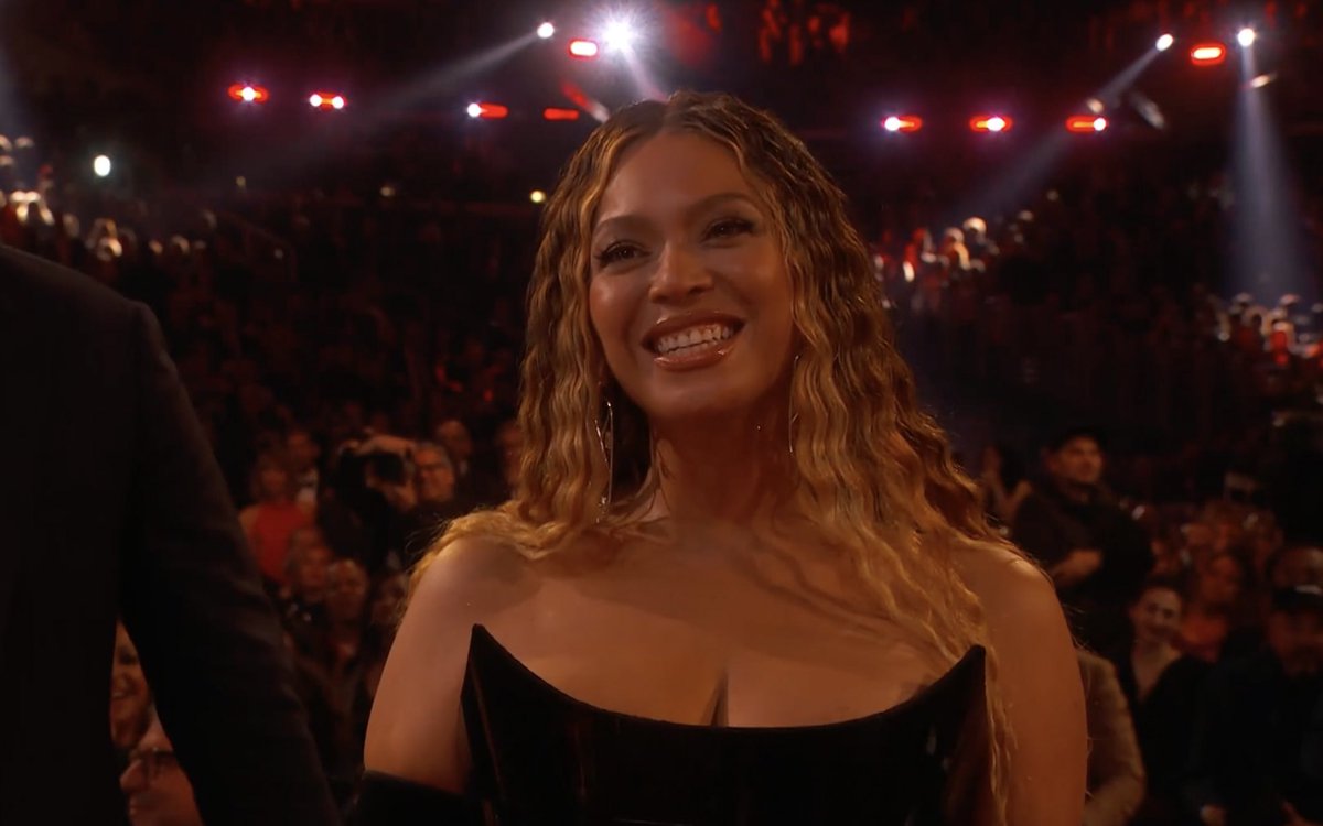 beyonseh's tweet photo. BEYONCÉ IS SO CUTE I LOVE HER https://t.co/2bILInGtrp