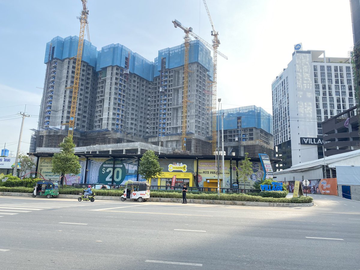 SokhoeunC's tweet photo. Urban Condo street 60m in Phnom Penh Cambodia. https://t.co/Yd6hjNLjpK