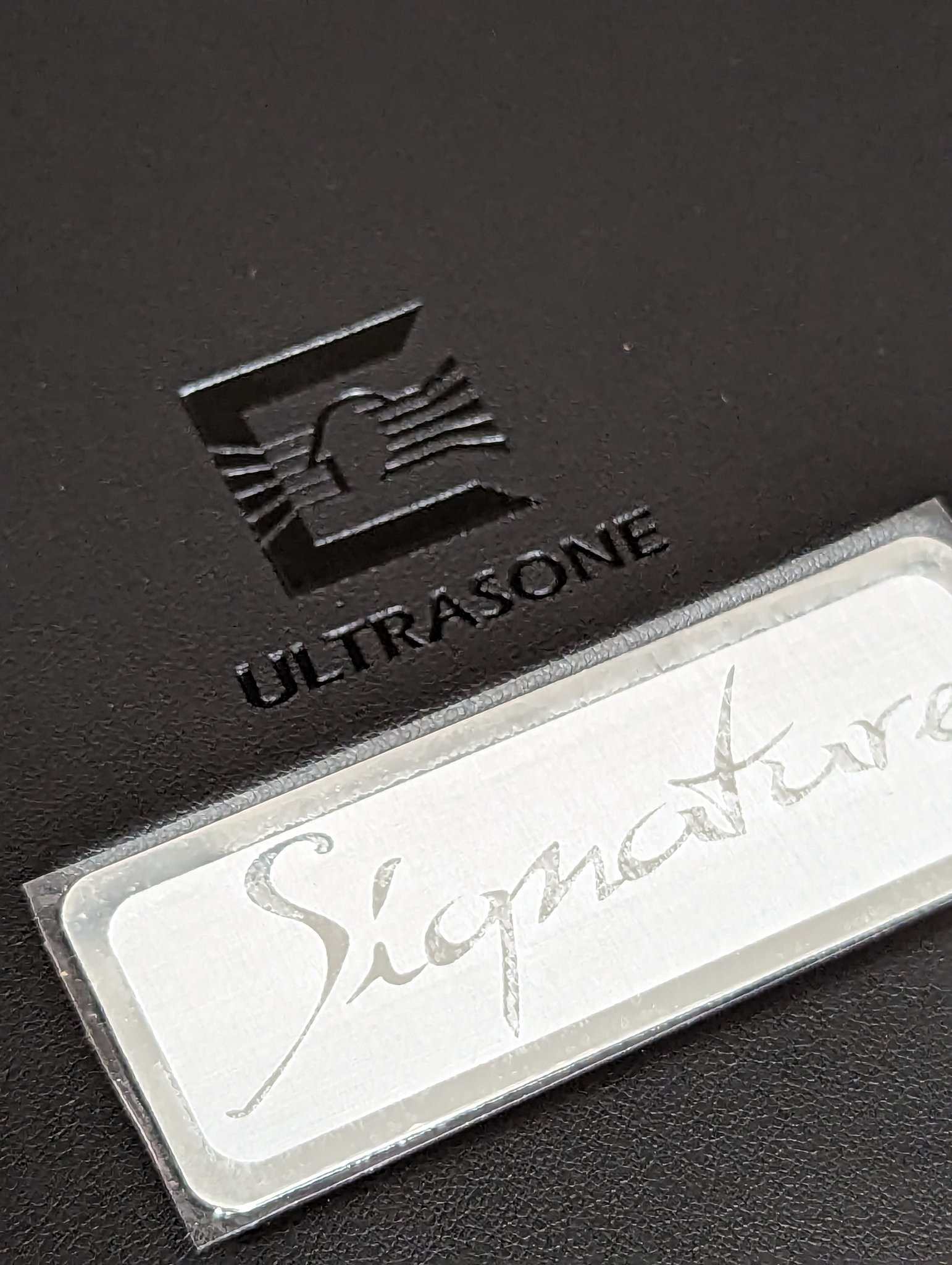 2 pic. まいにゅーなんとか DROP+ULTRASONE Signature X …ロゴプレートが逆や！？ これは面倒くさい事になったぞ。 https://t.co/UuIUQWevTY