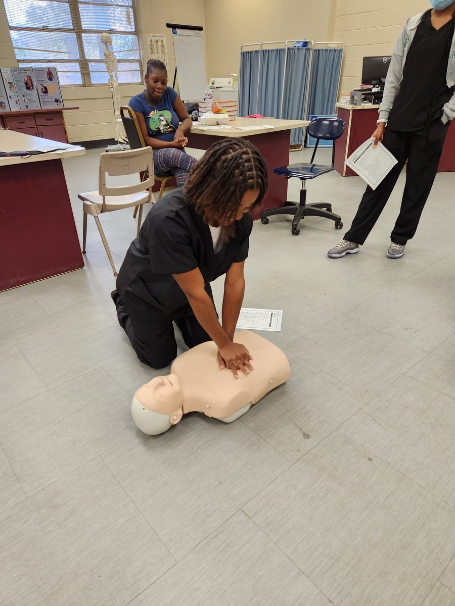 HealthMasd's tweet image. Health Science students practicing CPR