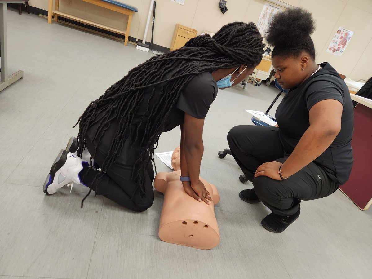 HealthMasd's tweet image. Health Science students practicing CPR