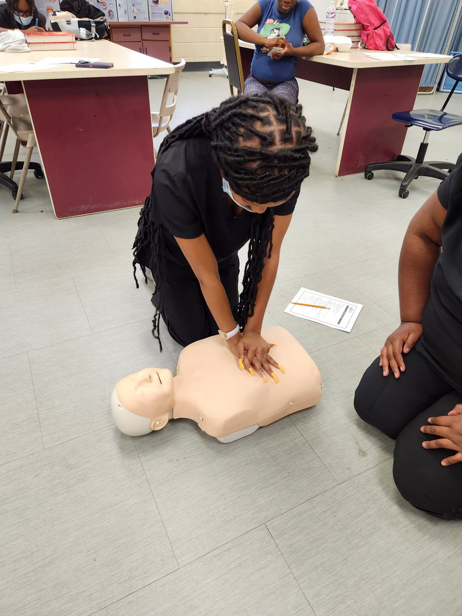 HealthMasd's tweet image. Health Science students practicing CPR