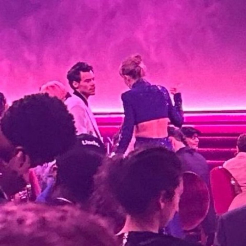 tastebackhes's tweet photo. 1989 taylor’s version soon? https://t.co/KmH4dGO1Aj