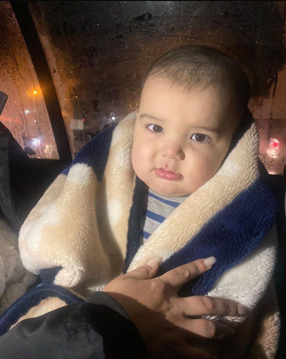 incisozluk's tweet photo. Hatay’da enkaz altından çıkarılmış bu bebek. Ailesine ulaşılamıyor. Tanıyanlar varsa eğer ailesine ulaştıralım. 

Bu kış gününde Allah herkesin yardımcısı olsun. https://t.co/hDJSTBFUDx
