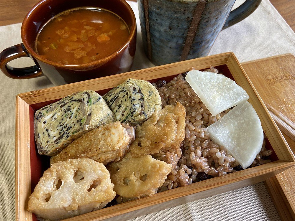 今日の 酵素玄米ご飯、玉子焼き（ヒジキ入り）、チキン棒、レンコン天ぷら、タクワン、ミネストローネスープ。