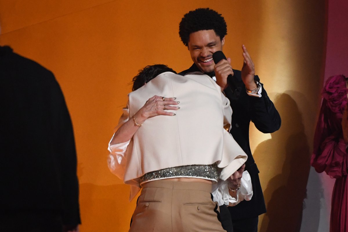 etnow's tweet photo. Harry Styles hugs his biggest fan as he accepts his GRAMMY for Album Of The Year. 🥺 #GRAMMYs https://t.co/kA8okKj9U0
