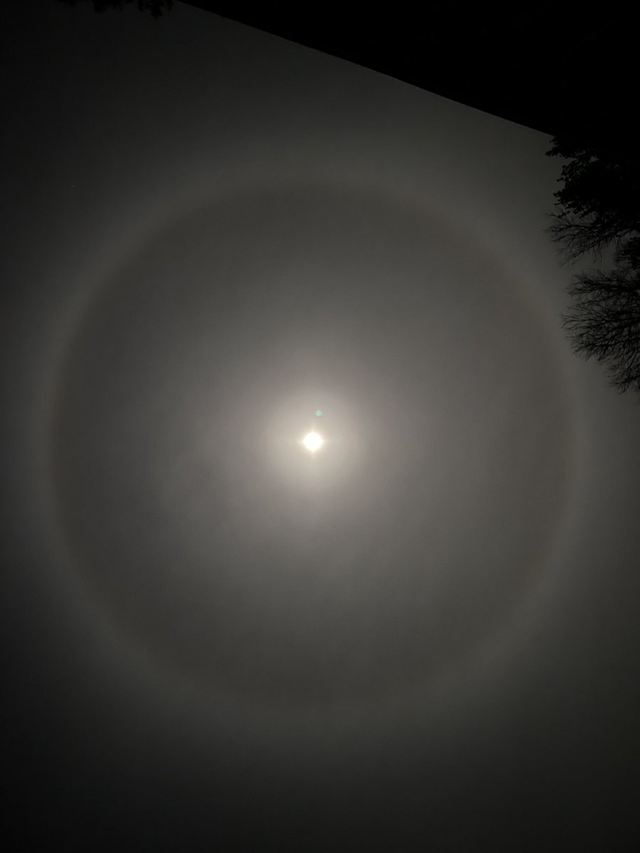 MPD2003's tweet image. Big halo around the moon tonight. (Moisture my guess?) Almost makes looking up look like another solar system #moon @universalhub