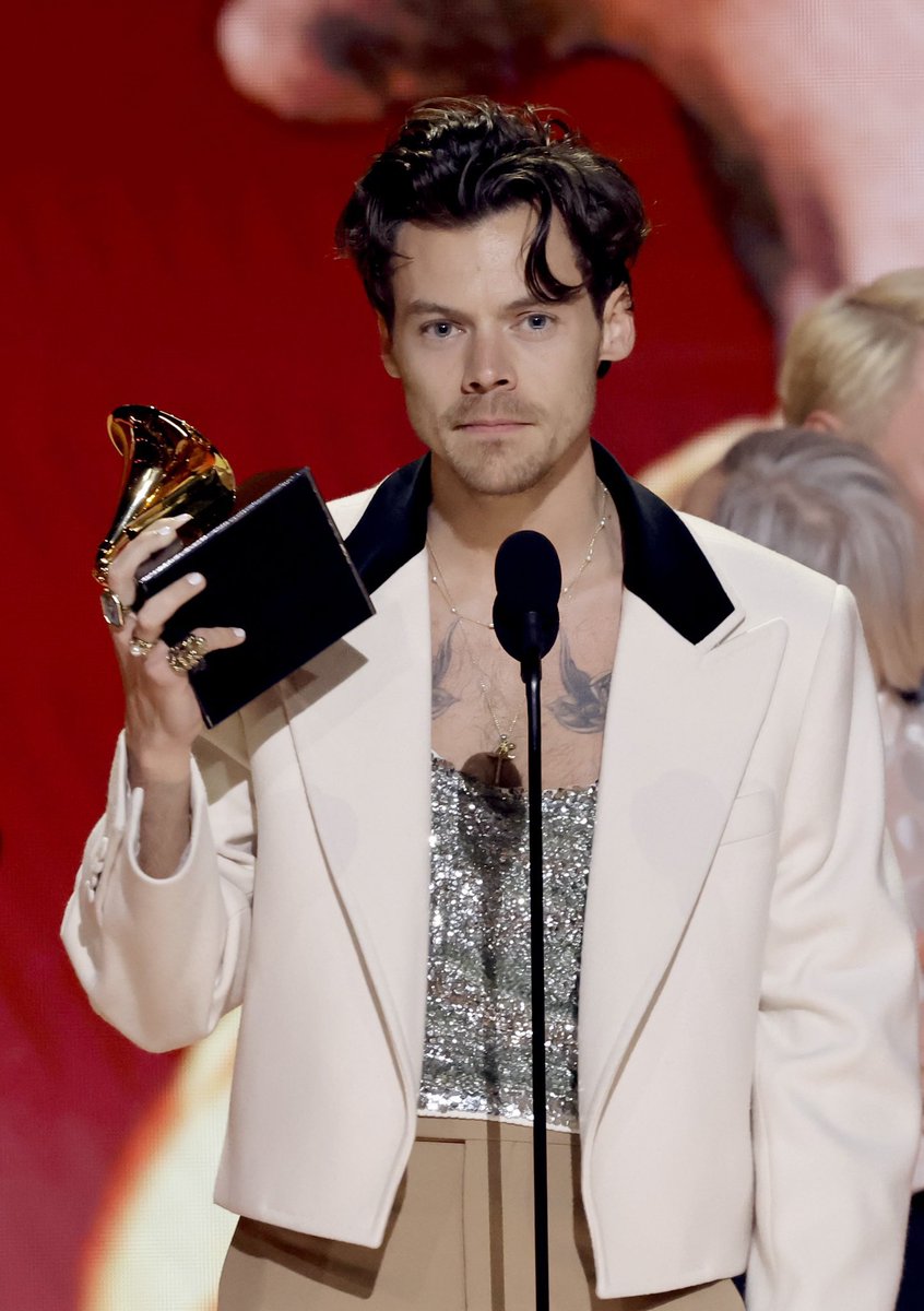 LHHQMedia_'s tweet photo. 📸| Harry con su premio por Album Of The Year en #Grammys  ! https://t.co/BoxcDNbOdH