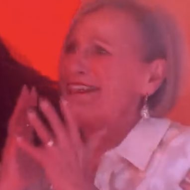 DLIBYH28__'s tweet photo. representó al fandom https://t.co/CekFDBITsQ