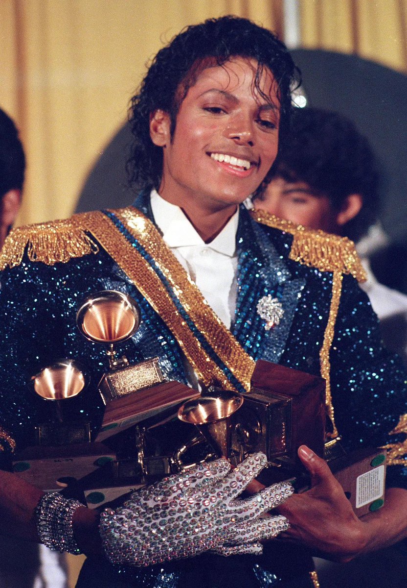 AuxGod_'s tweet photo. Michael Jackson winning 8 Grammys (1984) https://t.co/ZonnneBUBM