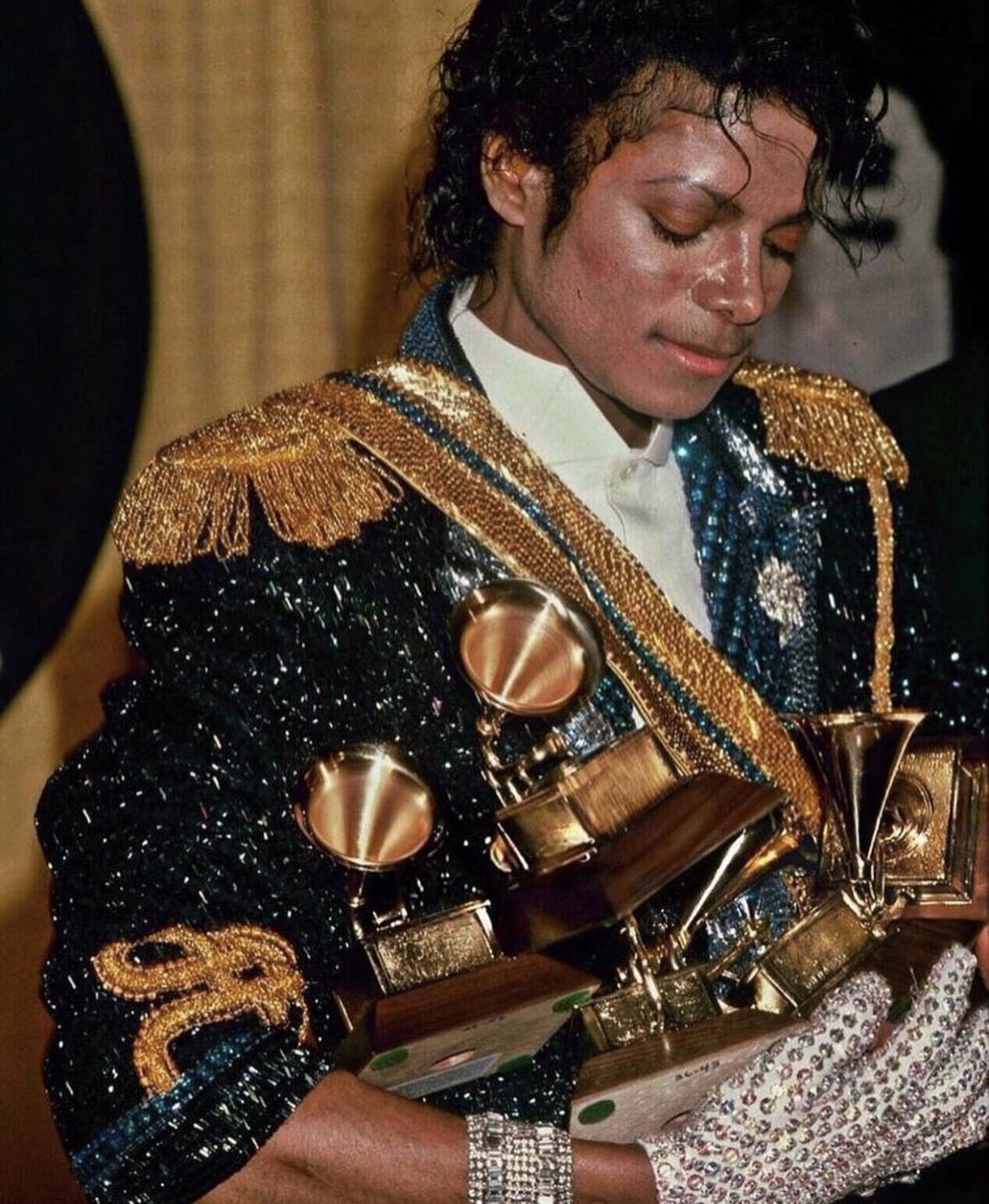 AuxGod_'s tweet photo. Michael Jackson winning 8 Grammys (1984) https://t.co/ZonnneBUBM