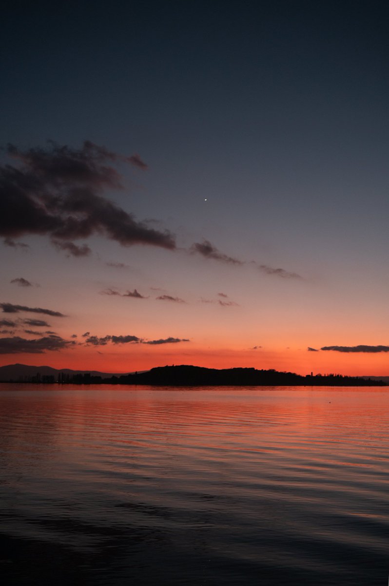 Sarebbe così bello se un giorno qualcuno al posto di “Ti va un caffè?”
Mi dicesse…”Ti va un tramonto?”
#umbria #lagoTrasimeno