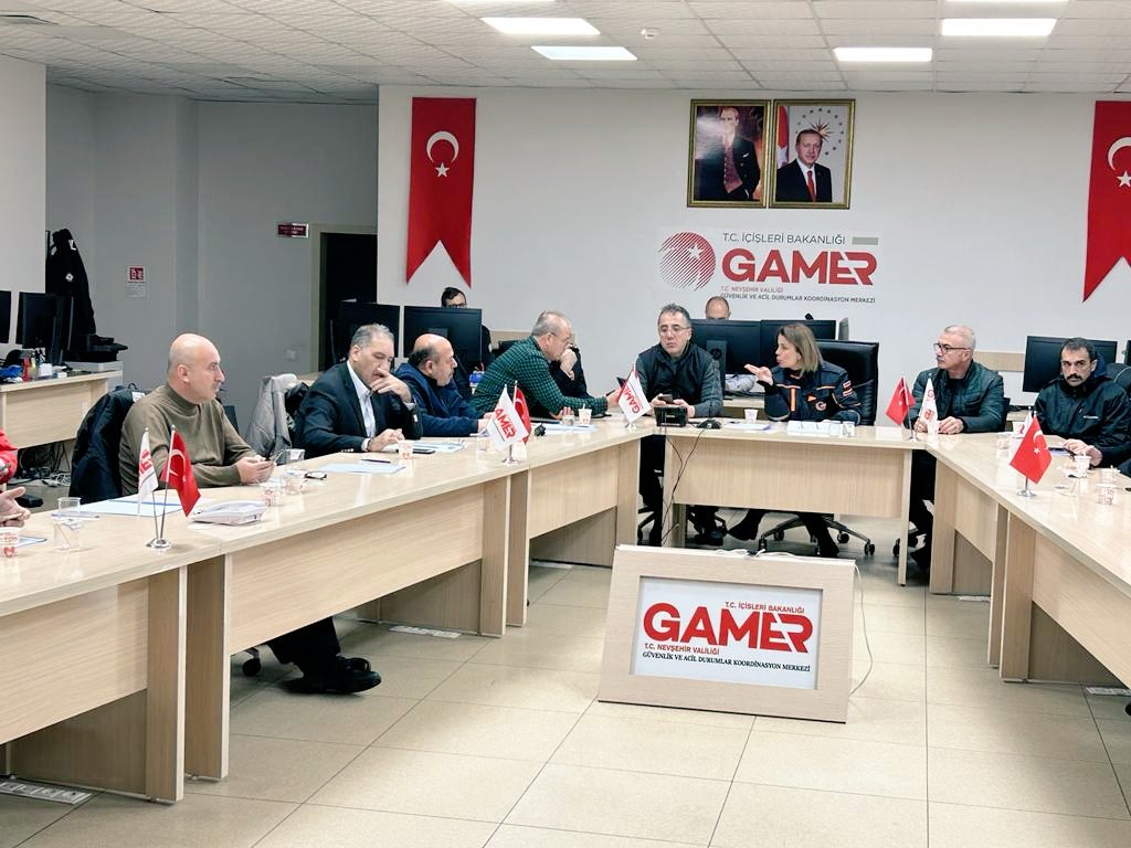 Valimiz İnci Sezer Becel başkanlığında Güvenlik ve Acil Durumlar Koordinasyon Merkezinde (GAMER) kriz yönetim masası oluşturuldu. 

Toplantıda yaşanan deprem ve kış şartları konusunda alınan tedbirler değerlendirildi.

İlimizdeki gelişmeler yakından takip edilmektedir.