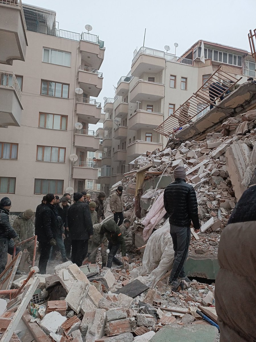 Lütfen yardım edin kimseye ulaşamıyoruz lütfen <a href="/AFADBaskanlik/">AFAD</a> <a href="/suleymansoylu/">Süleyman Soylu</a> <a href="/MalatyaBelTr/">Malatya Büyükşehir Belediyesi</a>