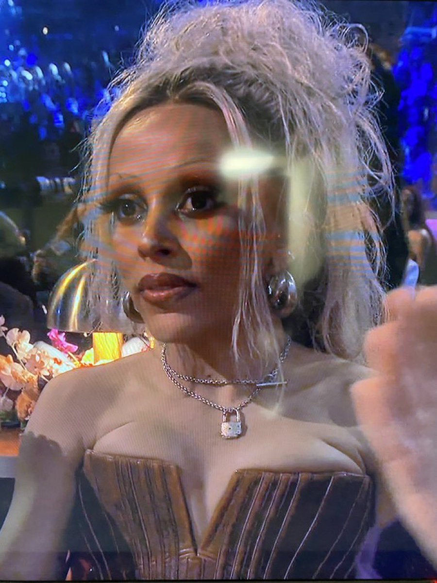 wandasfolkloree's tweet photo. doja knew u*holy did not deserve that award https://t.co/QydZjMk7yw