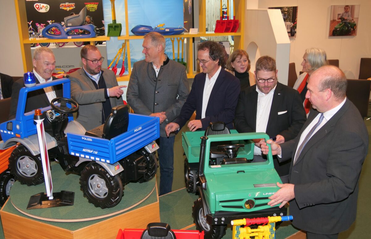 mainlike's tweet image. Coburger Unternehmen auf der Spielwarenmesse mainlike.de/hier-leben/cob… #Coburg #Spielwaren #Spielwarenmesse #SpielwarenmesseNürnberg #Puppen