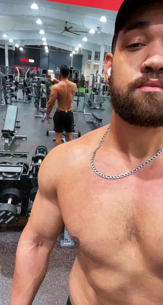 fitness update: kinda getting ripped nbd 💪🏽😤