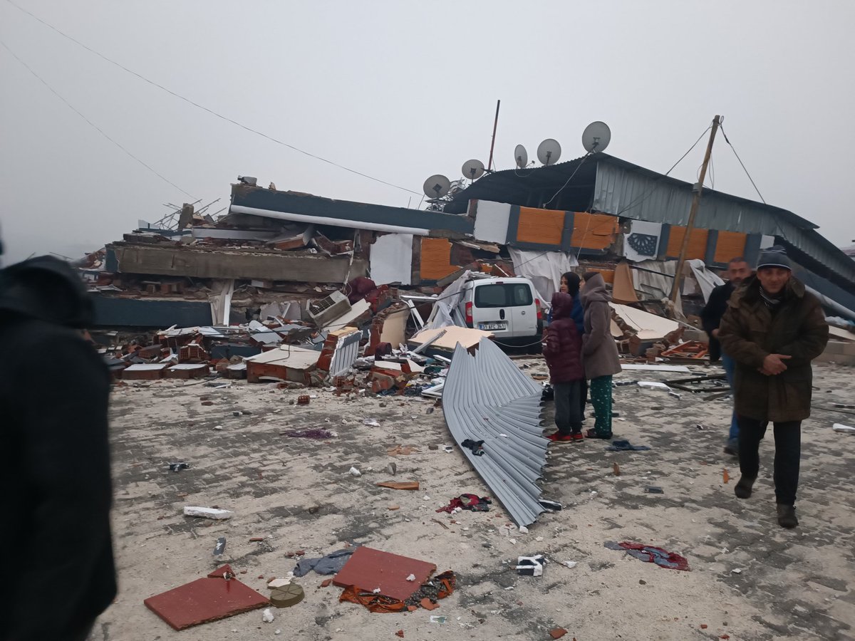 Acil yardım lazım enkaz altında 10 kişidden fazla var . Samandağ uzunbag mahallesi bedi sabuncu lisesi yani sesler geliyor hiçbir şey yapamıyoruz