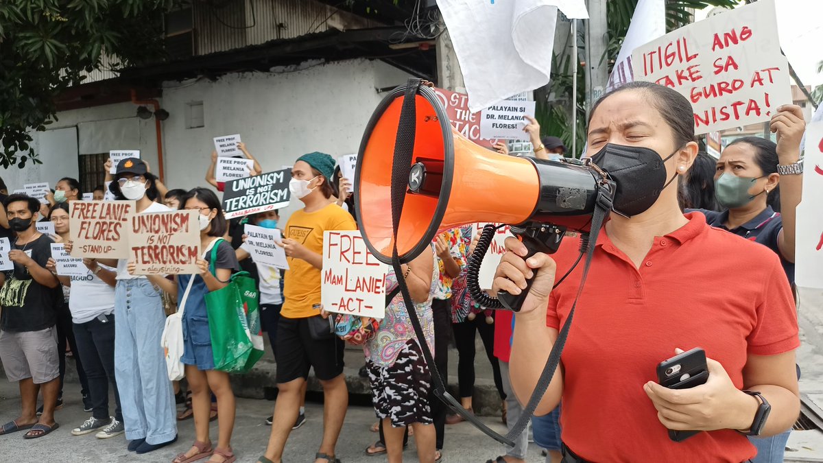 updkalasag's tweet photo. NGAYON: Naglunsad ng protesta ang iba't ibang sektor ng UP sa pangunguna ng All UP Academic Employees Union upang ipanawagan ang pagpapalaya kay Dr. Melania Flores, propesor ng DFPP at dating tagapangulo ng AUPAEU.

#StopTheAttacks
#DefendAcademicFreedom
#DefendUP https://t.co/tR8Iq0OdPh