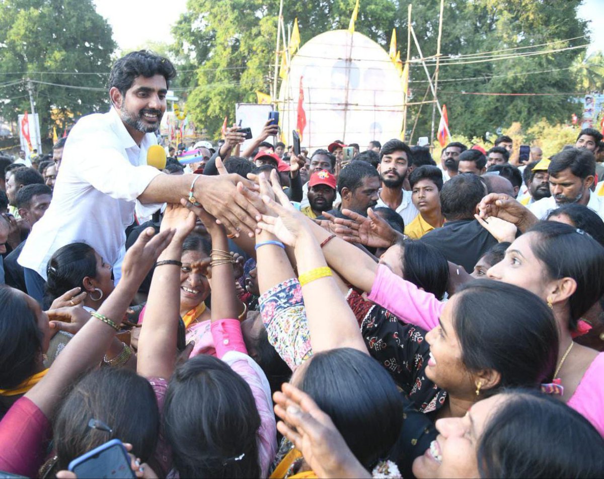 PantMania's tweet photo. Day 11
నేడు చిత్తూరు నియోజకవర్గంలోకి ప్రవేశించిన యువగళం పాదయాత్ర. నారా లోకేశ్ గారికి ఘన స్వాగతం పలికిన మహిళలు, టీడీపీ శ్రేణులు.
#YuvaGalam 
#YuvaGalamPadayatra
#WakForAP
#WalkWithLokesh
#JaganPaniAyipoyindhi https://t.co/b0wZvUGnX0