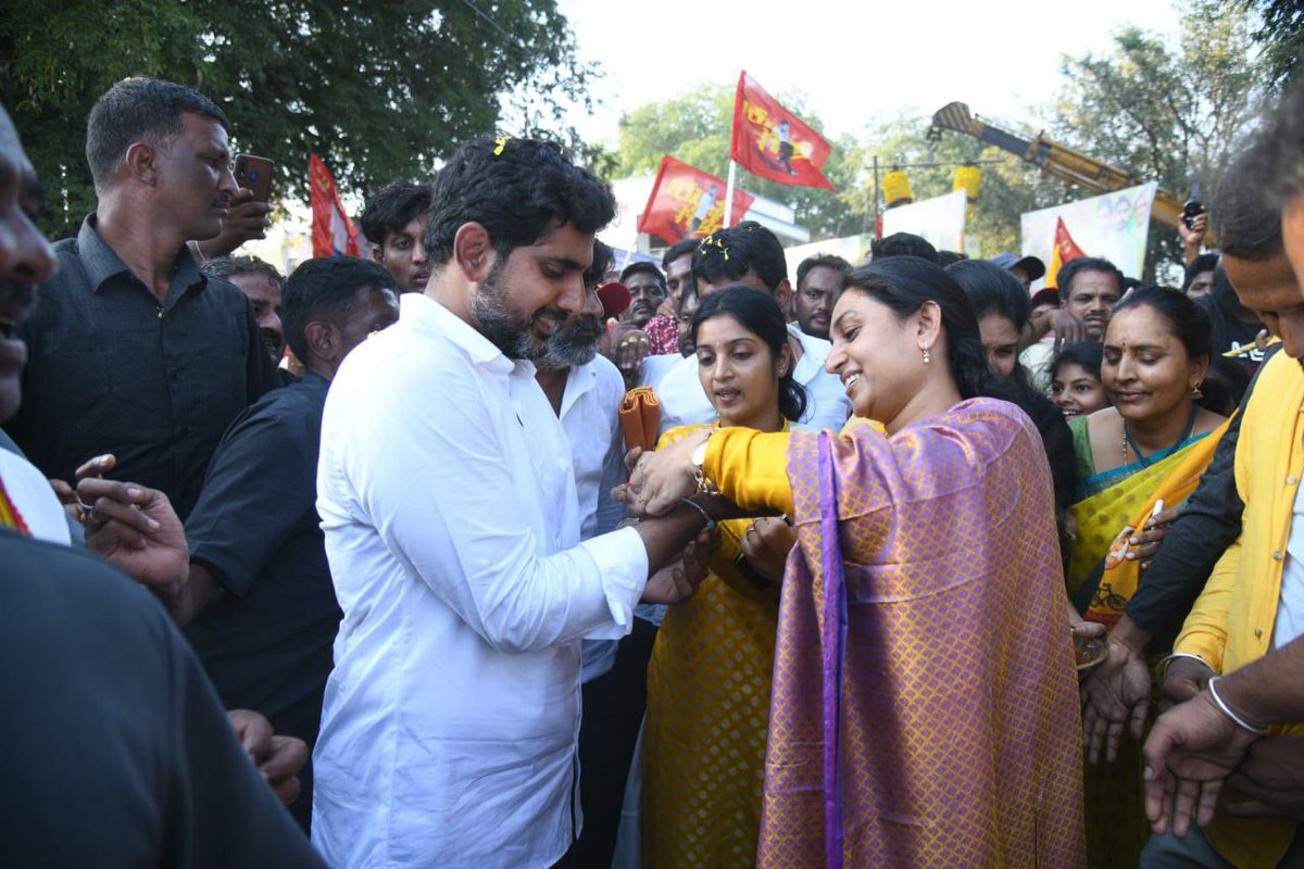 PantMania's tweet photo. Day 11
నేడు చిత్తూరు నియోజకవర్గంలోకి ప్రవేశించిన యువగళం పాదయాత్ర. నారా లోకేశ్ గారికి ఘన స్వాగతం పలికిన మహిళలు, టీడీపీ శ్రేణులు.
#YuvaGalam 
#YuvaGalamPadayatra
#WakForAP
#WalkWithLokesh
#JaganPaniAyipoyindhi https://t.co/b0wZvUGnX0