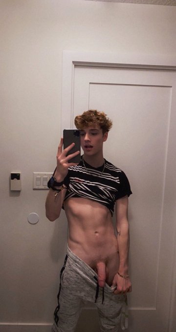 goodnight, enjoy this naked pic of me😈  https://t.co/KHA4vl7pfg ❤️ https://t.co/FnpptELjhD