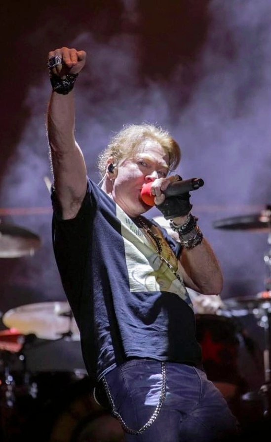 HAPPY BIRTHDAY TO MY HERO AXL ROSE       LOVE YOU SO MUCH 