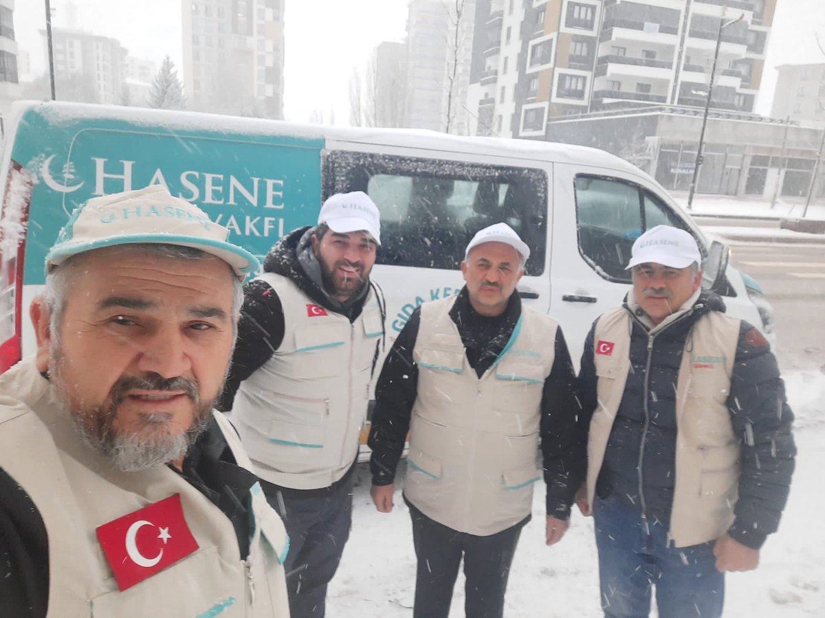 haseneorg's tweet photo. Aksaray, Kayseri, Sivas, Konya, Bursa, Samsun ve Ankara'dan 7 aracımız, 20 personeliyle birlikte deprem bölgesine doğru yola çıktı. Battaniye, çocuk montu, çocuk maması ve hazır yiyecek yardımlarımız depremzedelere ulaştırılacak. https://t.co/er6xq9HGkq