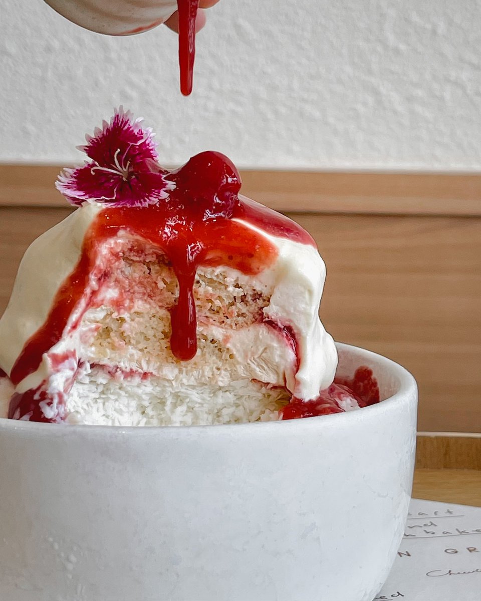 BingSu Lover ❣️

รสใหม่เป็น บิงซูรสนมออริจินอล ราดด้วยซอสทีรามิสุเบอร์รี่ ท็อปด้วยมาสคาร์โปนชีส มันอร่อยสุดๆไปเลย ไม่หวานมาก เข้ากันๆ 

จำหน่ายแล้ววันนี้-28 กุมภาพันธ์ นะครับ 
 <a href="/aroii/">@aroii บอกต่อ</a> #อร่อยบอกต่อ 
#CheevitCheeva 
#cafehoppingbkk