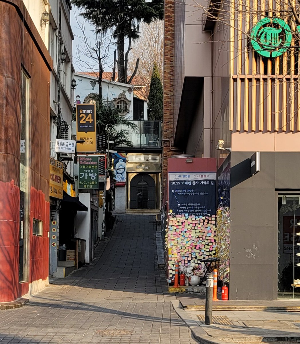 골목길은 깨끗해졌지만 
기억은 지워지지 않는다.

이태원 지나는 길에...