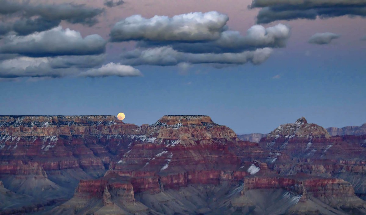 GrandCanyonNPS's tweet image. The full Snow Moon rising this evening, a few minutes after sunset, Feb. 5, 2023. The view is from Mather Point.

Snow Moon? Definitely! The South Rim received a total of 64 inches (157 cm) last month. That's an additional 50 inches (127 cm) more snow than in a "normal" January!