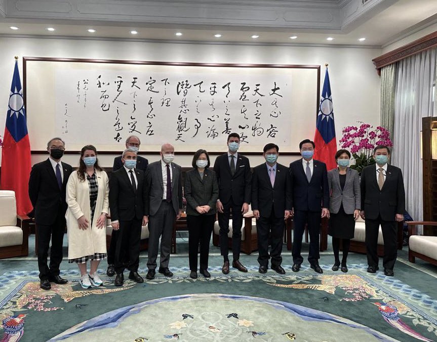 Spannender Austausch mit der Präsidentin Taiwans, @iingwen, in Taipeh über #Sicherheit, #Kooperation und #Multilateralismus. Die #Schweiz und #Taiwan teilen die Werte der #Demokratie und der #Menschenrechte – die Zusammenarbeit sollte im beidseitigen Interesse vertieft werden!