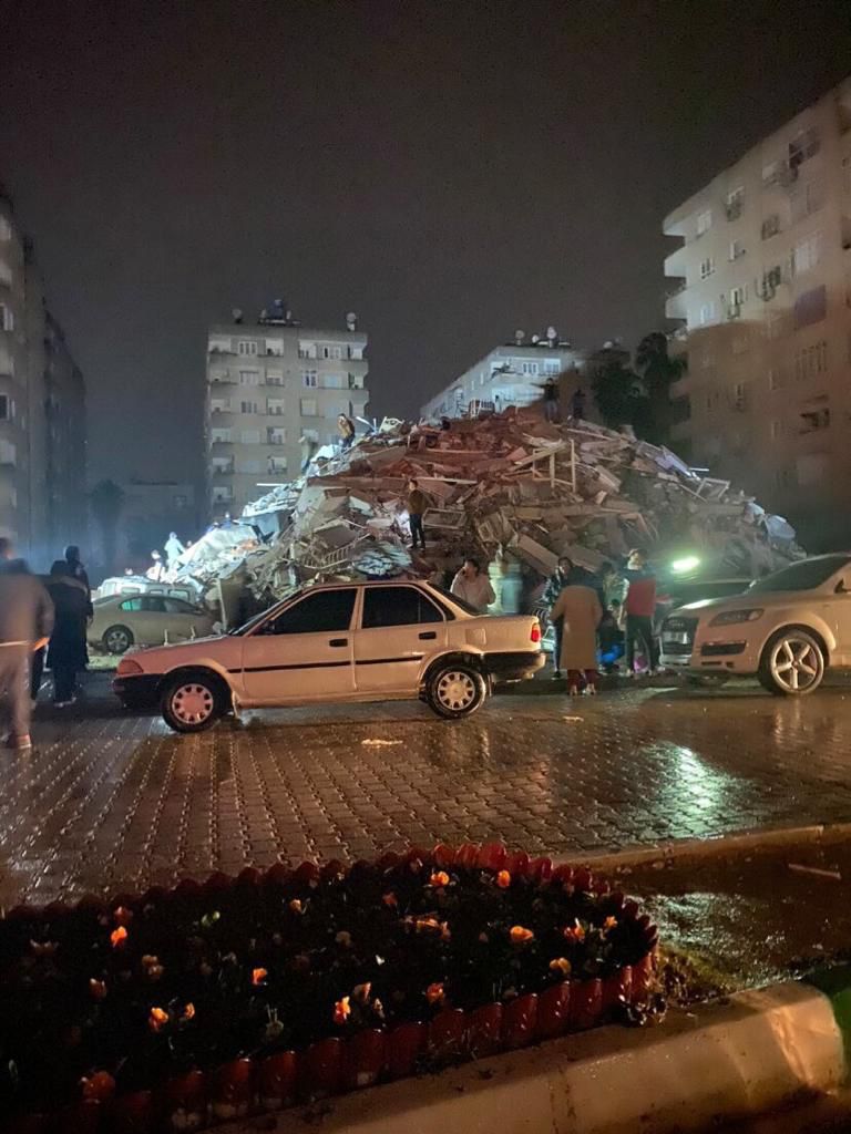 Halilibrahimx01's tweet photo. OSMANİYE METİN TAMER SİTESİ 4.BLOK ENKAZIN ALTINDA TEYZEM VE EŞİ VAR HALA HABER ALAMIYORUZ 
‼️‼️ ACİL YARDIIIM ‼️‼️ 
#deprem  #Adana  #Osmaniye #Kahramanmaras  #Diyarbakir #Gaziantep #AFAD #afaddeprem #OsmaniyeDeprem https://t.co/YCyzPpiUEr