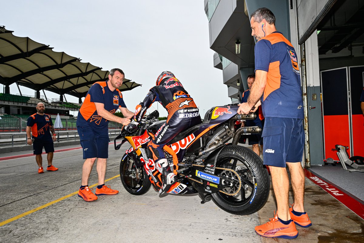 Day 2 is well underway at the #SepangShakedown 🔥

#MotoGP