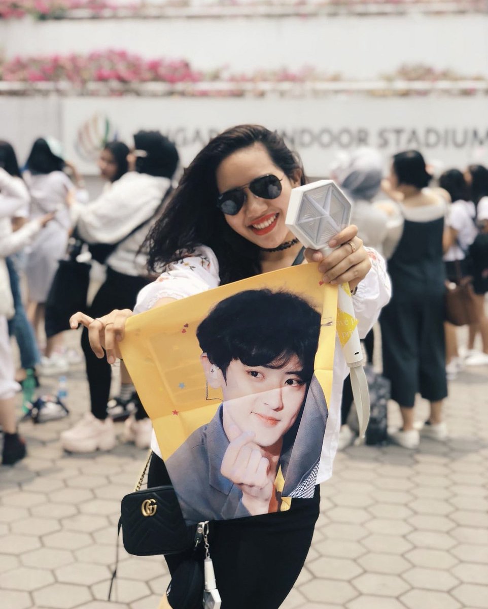 sharang___'s tweet photo. Mandatory shot with my eribong 🫶🪄 @weareoneEXO 

💫20220204 - #EXOSC_BackToBack 
💫20220128 - #GrandwaveinKL (for Chen) 
💫20191214 - #ExplOrationinKL 
💫20190915 - #EXplOrationinSG https://t.co/820TcGdznR