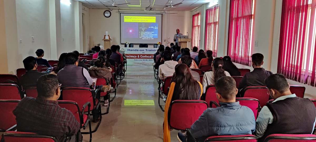 Three Day Hands-on Training on Fluorescence & Confocal Microscopy 🔬 🧫🦠
Prof. S C Lakhotia inaugurated & delivered a lecture on basics of #microscopy 
Dr. Richa Arya @Richa__arya (org. sec.) &  Dr. Anand K. Singh @Anand_Singh9 (convenor) were present. 
@bhupro @DeanScienceBHU