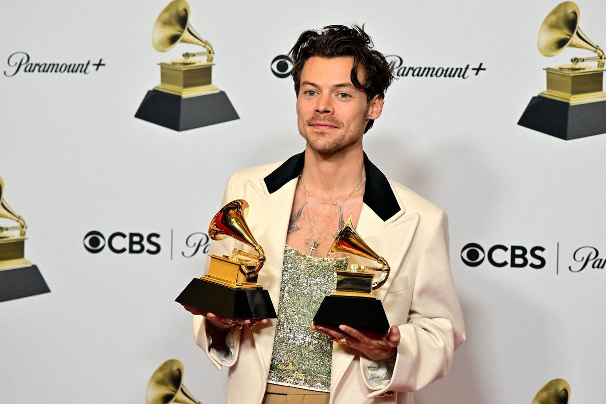 hlnlzdaily's tweet photo. Harry taking a picture with his awards tonight !! #GRAMMYs https://t.co/2lNOYkZS7i