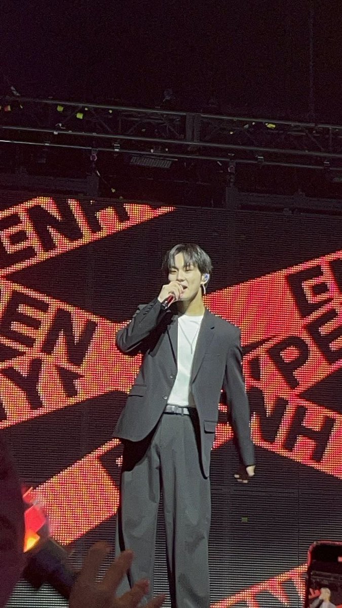 jaywonmyluv's tweet photo. The peg:          vs.           The concert fit: https://t.co/NxCw6DxVD2