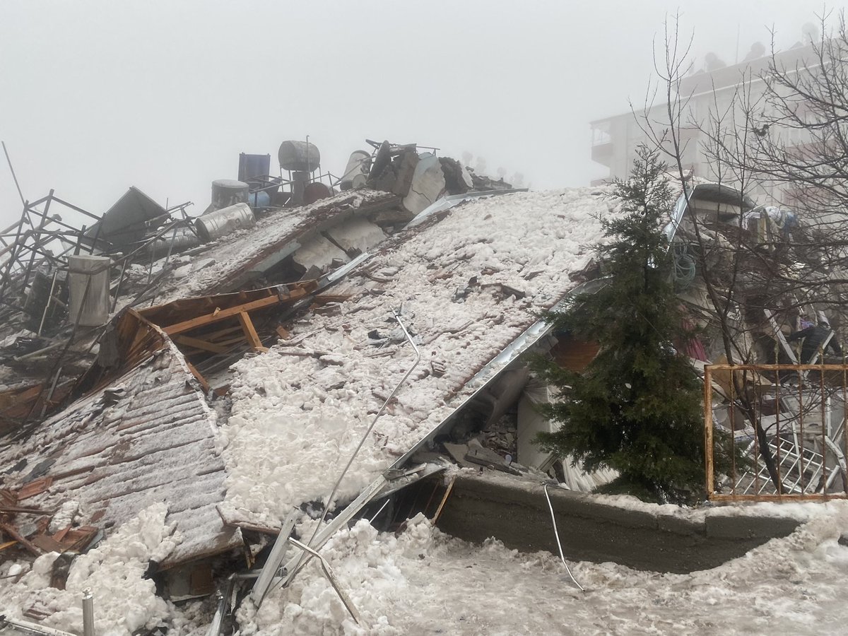 mtknrdgn's tweet photo. Yer Adıyaman Besni Hasan tutun mahallesi. Üzümlü kent blokları 3 bina yıkılmış halde yan yana. #deprem @DepremDairesi @adiyamangovtr https://t.co/Wp2lPjwI8E