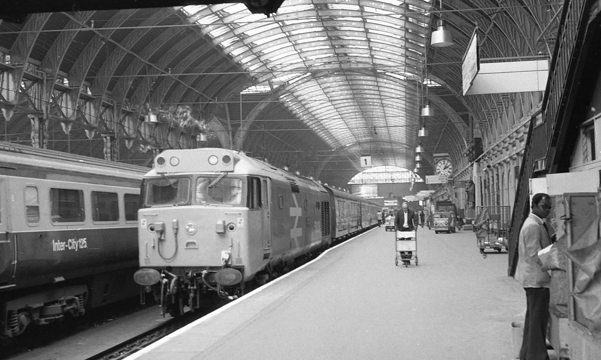 EastbourneModel's tweet photo. Class 50015 "Valiant" at Paddington - 3rd May 1982 https://t.co/raPOfPemgl