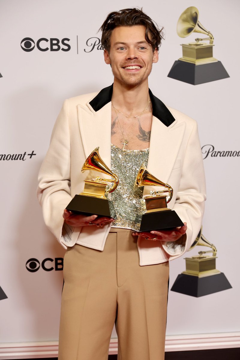 LHHQMedia_'s tweet photo. 📸| Harry sonriendo con sus #GRAMMYs! https://t.co/x1GpV0M8KH